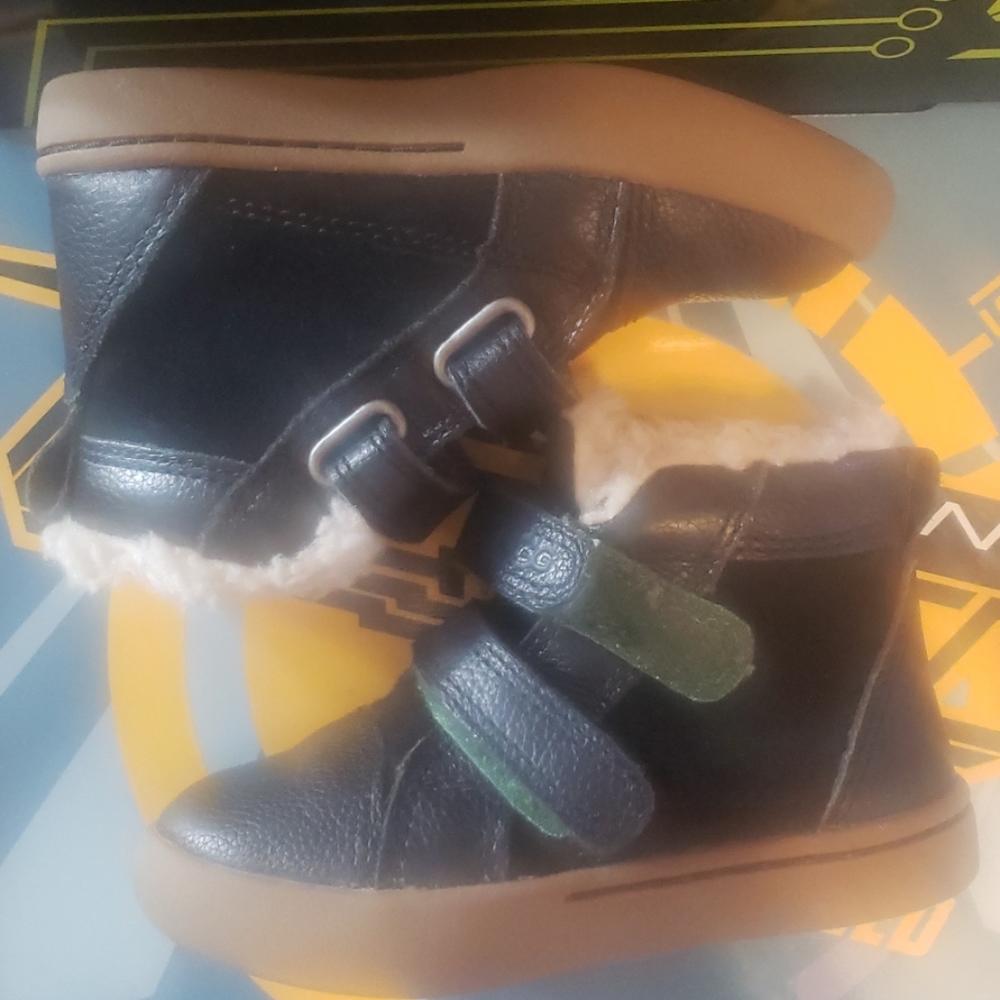 Ugg - Picture 3 of 4
